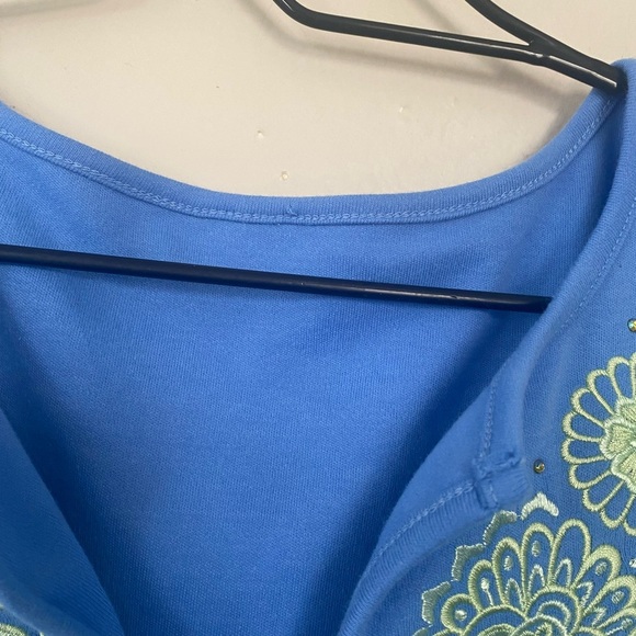 Quacker Factory Blue Embroidered T Shirt Women's Size 1X V Neck Half Sleeve Top - Picture 4 of 7